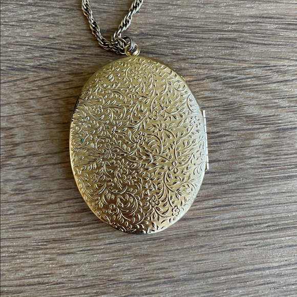VINTAGE 1928 BRAND GOLD FILIGREE OVAL LOCKET NECKLACE Floral Photo Locket - Picture 7 of 12